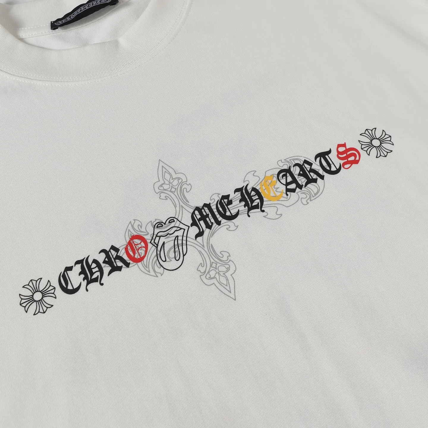 🅿️170 CHROME HEARTS/Chrome Heart CH Sanskrit printed short-sleeved T-shirt on the chest The fabric is made of 280g heavy combed cotton, customized with 32 count 1*1 threads. The garment is washed twice. The fabric is comfortable and skin-friendly without any strange feeling. Custom dyed fabric, with high textile density, good drape and not easy to deform. The thick texture and compact spinning process will not affect the breathability of the fabric. The saturation of the color is very high. Imported digital direct-injection printing technology. A versatile and good-looking short sleeve. The loose fit covers the flesh and makes you slim. Size: XS-L